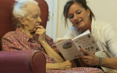 Poesia vira terapia para Alzheimer na terra de Shakespeare