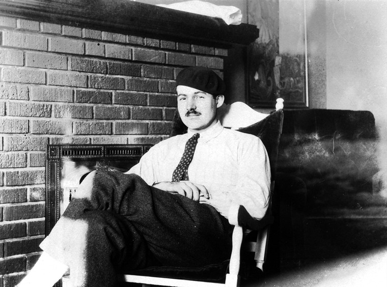 Ernest Hemingway, escritor, em Paris, 1924